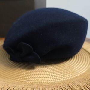 Elegant Navy Beret with Bow